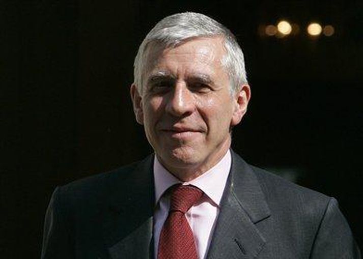 Jack Straw, fráfarandi utanríkisráðherra, yfirgefur ríkisstjórnarfund i Downingstræti í gær.