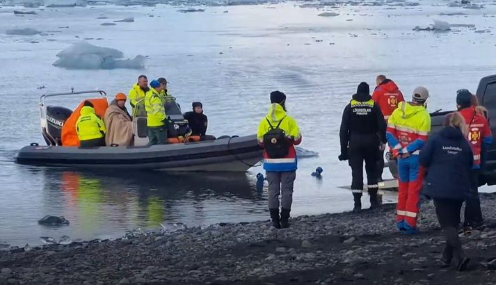 Maðurinn var blautur og kaldur en ekki alvarlega slasaður, að sögn lögreglunnar á Suðurlandi.