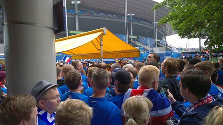 Ráðavilltir og miðalausir Íslendingar við Stade de France í gær.