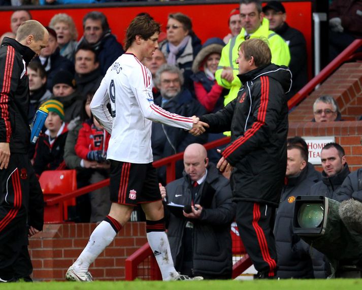 Torres fer hér af velli í gær.