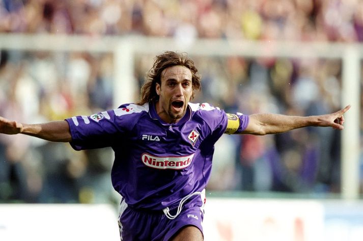 Batistuta fagnar í leik með Fiorentina.