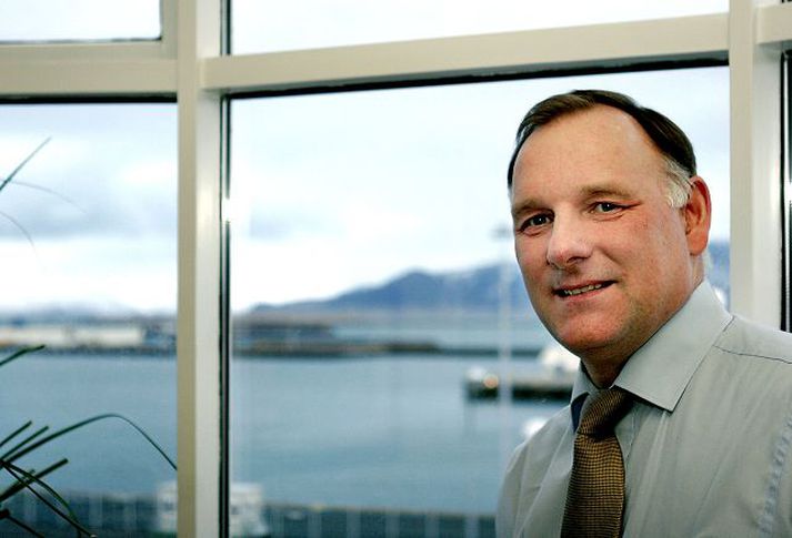 Gísli segist, sem hafnarstjóri og formaður Hafnarsambandsins, fylgjandi því að þungaflutningar verði færðir á sjóinn. Kostnaður við slit á vegum landsins eftir þungaflutninga sé meiri en sem nemur þungaskattinum.