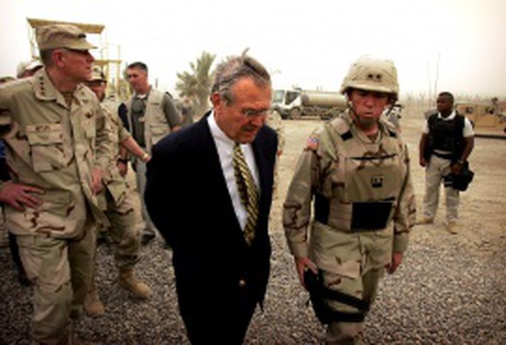 Donald Rumsfeld, varnarmálaráðherra Bandaríkjanna, heimsækir  Abu Ghraib fangelsið í Írak árið 2004.