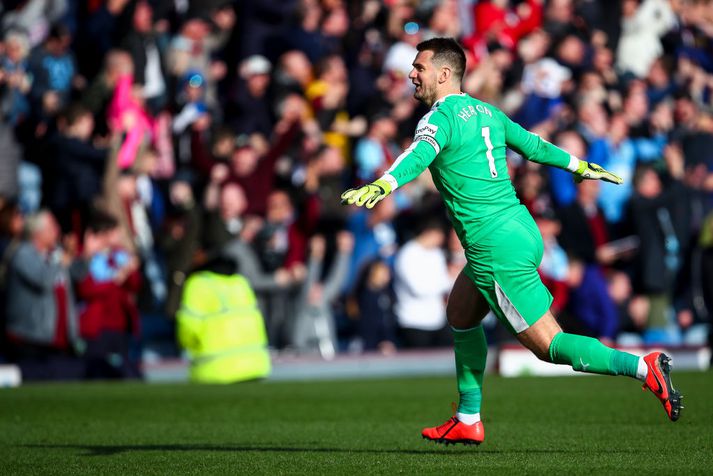 Tom Heaton fagnar sigurmarkinu eins og enginn sé morgundagurinn