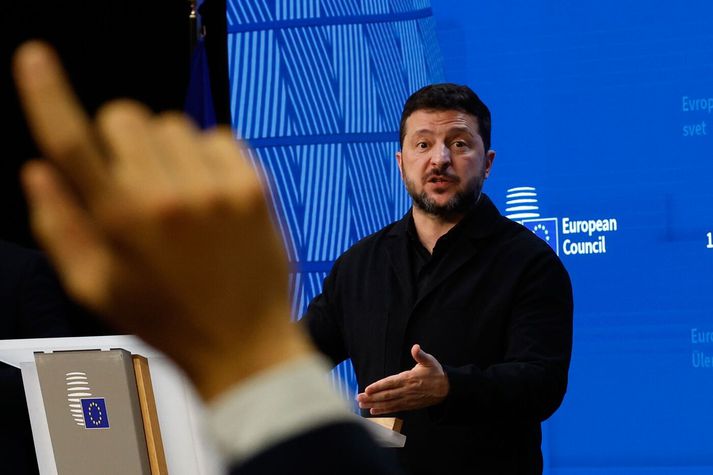 Vólódímír Selenskí á blaðamannafundi í Brussel í dag.