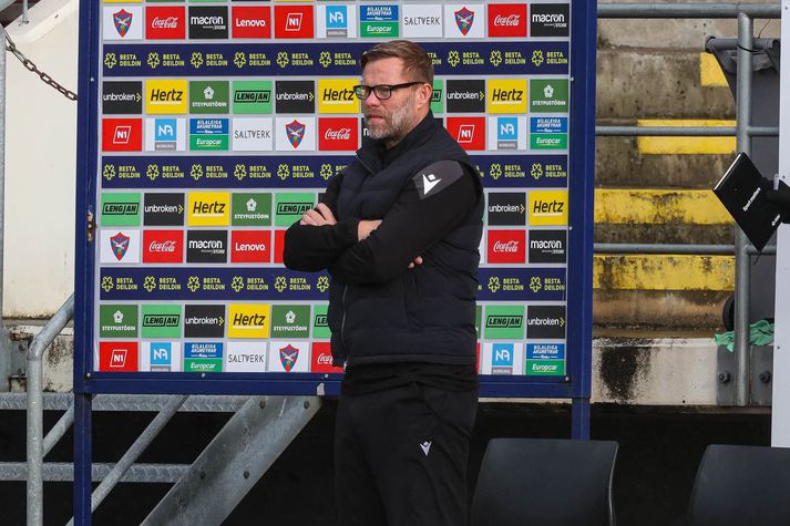 Eiður Smári Guðjohnsen á hliðarlínunni á Hlíðarenda í dag.