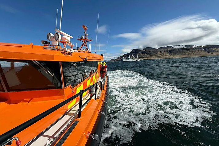 Björgunarskipið Björg dró fiskibátinn fyrsta spölinn.
