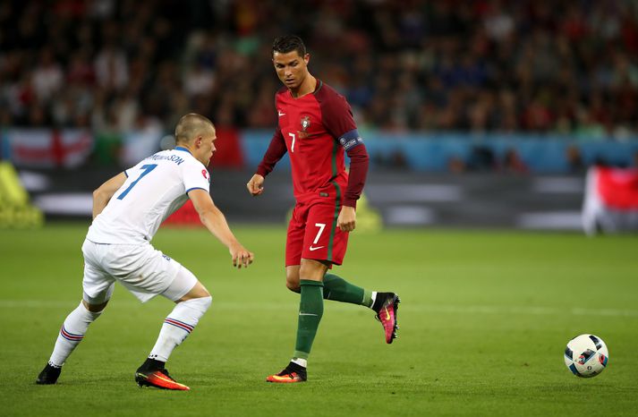 Jóhann Berg Guðmundsson fylgist með Cristiano Ronaldo í leik Íslands og Portúgals á EM 2016.