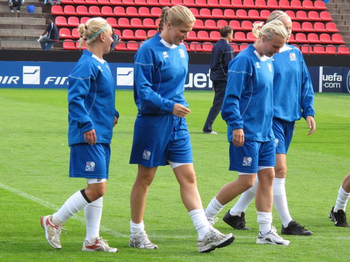 Katrín Ómarsdóttir (í miðju) er í byrjunarliðinu á morgun.
