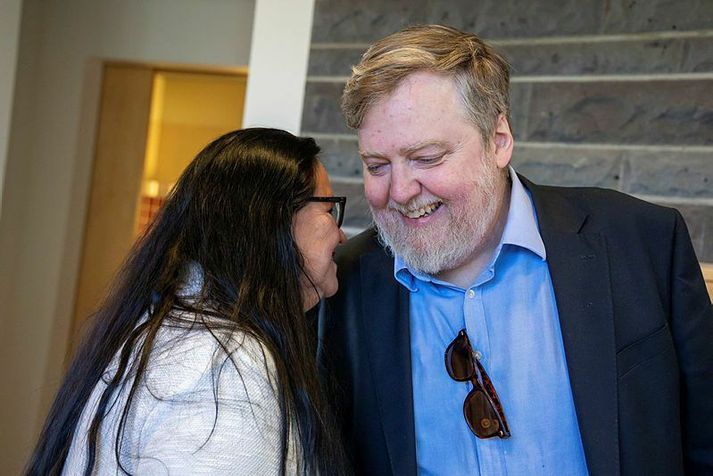 Sigmundur Davíð Gunnlaugsson formaður Miðflokksins á tali við Ingu Sæland formann Flokks fólksins.