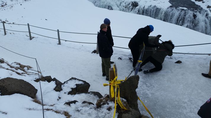 Leiðsögumaður sem varð vitni að því þegar erlendir ferðamenn virtu lokanir við Gullfoss að vettugi segir að hið opinbera verði að grípa í taumana áður en af hljótist mikill skaði.