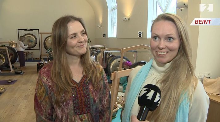 Kamilla Ingibergsdóttir gongspilari og Arnbjörg Kristín Konráðsdóttir, gong-kennari og skipuleggjandi slökunartónleikanna.