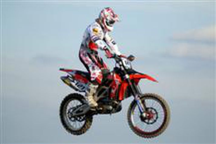 Maistarinn á flugi á nýja Aprilia MXV 4.5 motocross hjólinu.