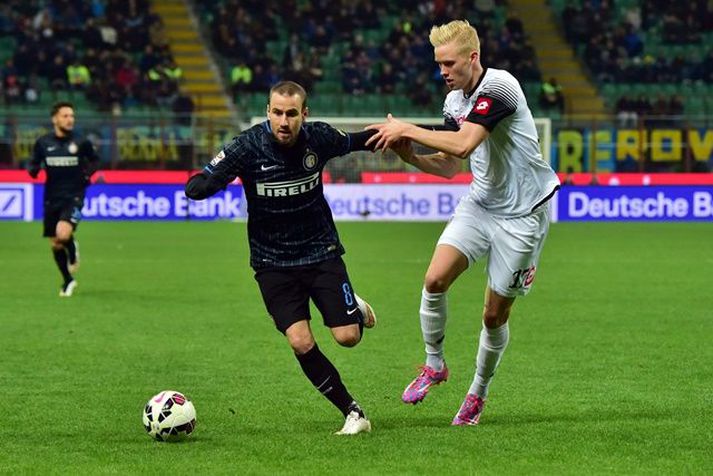 Hörður í baráttunni við Rodrigo Palacio, leikmann Inter.