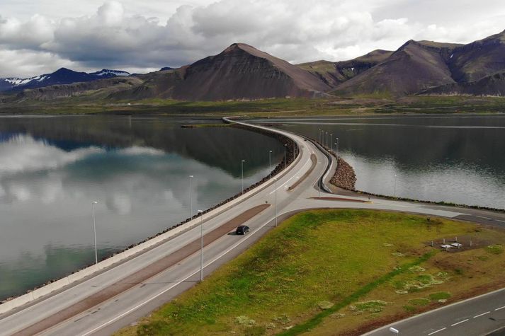 Séð yfir Borgarfjarðarbrú. Samtök sveitarfélaga á Vesturlandi fá tólf milljóna króna styrk vegna tilraunaverkefnis sem tryggir að íbúar dreifbýlis í Borgarbyggð geti nýtt sér ferðir skólabíla til að sækja vinnu eða þjónustu.