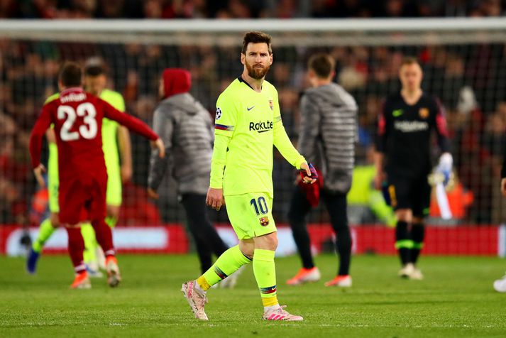 Lionel Messi gengur af velli á Anfield í gær með fyrirliðabandið í hendi.