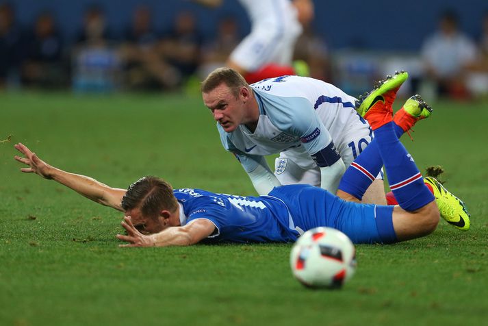 Wayne Rooney búinn að brjótaá Gylfa Þór Sigurðssyni í leik Íslands og Englands í 16 liða úrslitunum á EM 2016.