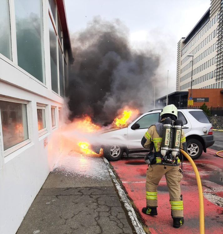 Slökkvilið var í tvígang kallað til í gær vegna elds í bifreið.
