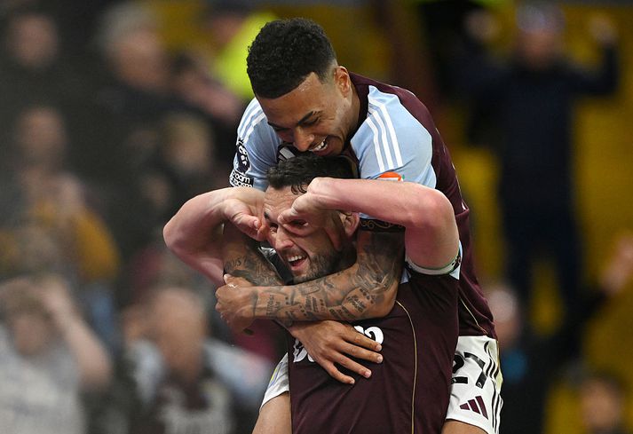 Morgan Rogers og John McGinn skoruðu báðir gegn Liverpool og fagna hér glæsimarki McGinns.
