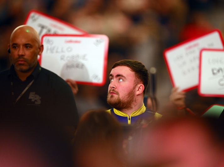 Luke Littler freistar þess að verja heimsmeistaratitilinn sem hann vann í byrjun þessa árs. 