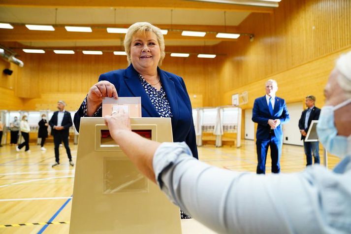 Erna Solberg greiddi atkvæði í Björgvin, heimabæ sínum í dag. Hún hefur verið forsætisráðherra í átta ár.