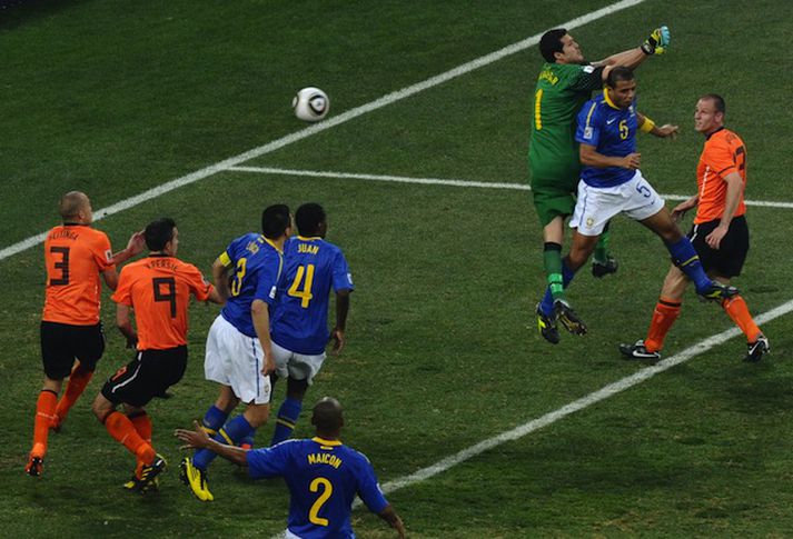 Melo skallar boltann framhjá Julio Cesar.