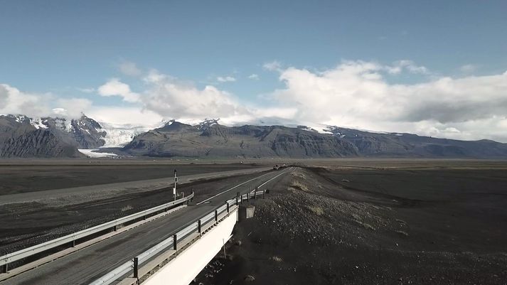 Séð frá Skeiðarárbrú til Öræfajökuls. Núverandi hringvegur beygir til vinstri til Skaftafells en áformað er að nýr vegarkafli beygi til hægri.