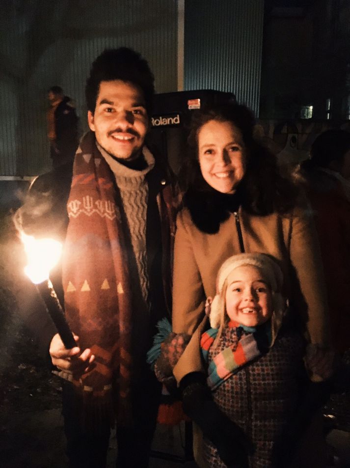 Mynd af Unnsteini og Evu Maríu sem tekin var í Ljósagöngunni 25. nóv síðastliðinn.