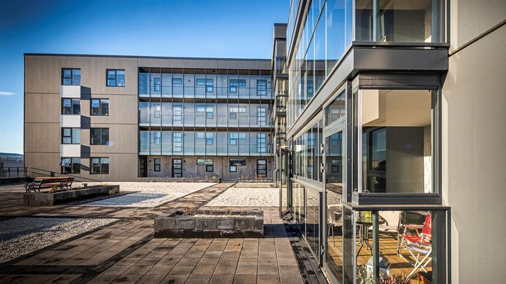 Forsteyptu húseiningarnar frá BM Vallá eru framleiddar innanhúss í verksmiðju fyrirtækisins við stöðugt gæðaeftirlit. Einungis hágæða steinsteypa er notuð og húseiningarnar eru afhentar tilbúnar á byggingastað.