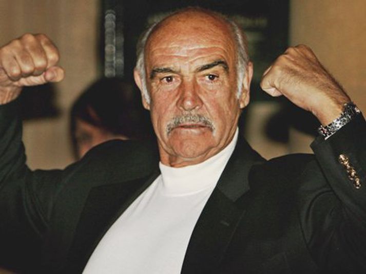 Connery hnyklar vöðvana.