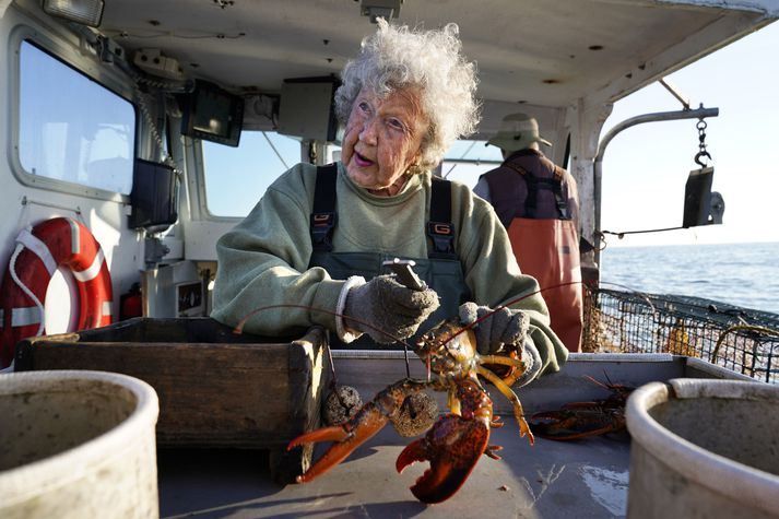 Virginia Oliver er 101 árs gömul og hefur sótt humarmiðin undan ströndum Maine síðan á millistríðsárunum. Hún lætur engan bilbug á sér finna og ætlar að róa á meðan hún getur.