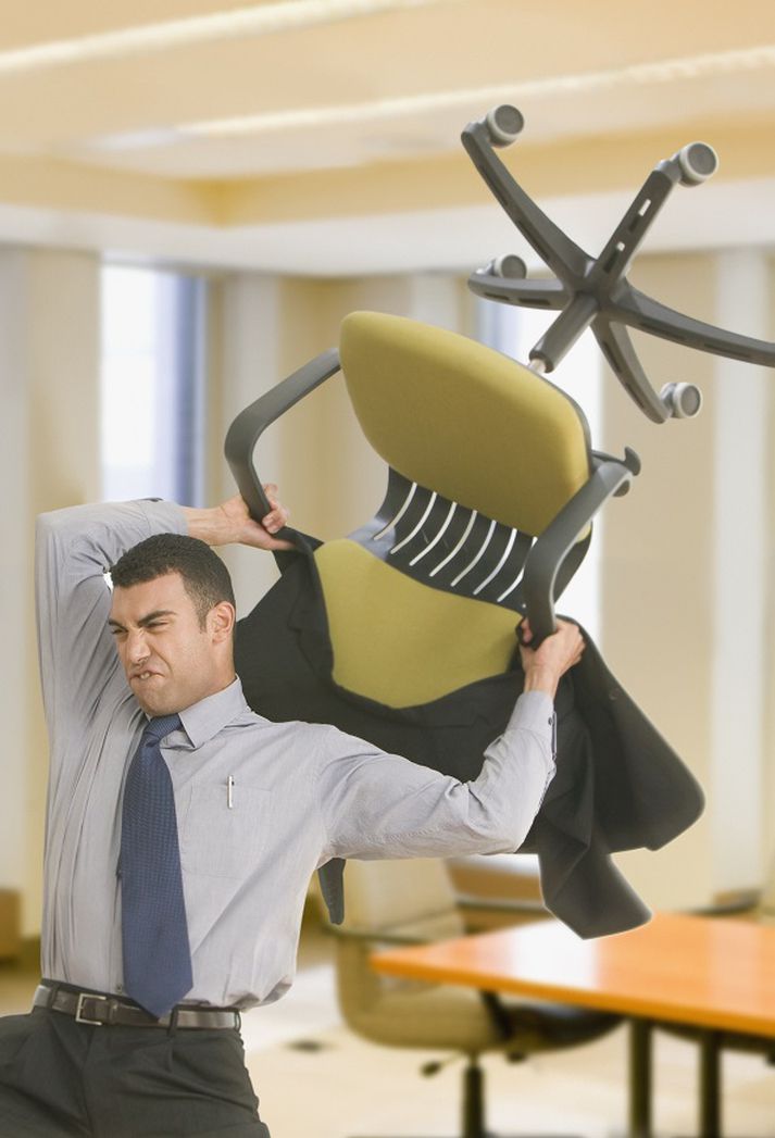 Maðurinn lét öllum illum látum, henti til stólum og braut rúðu inni í þjónustumiðstöð Vesturbæjar.