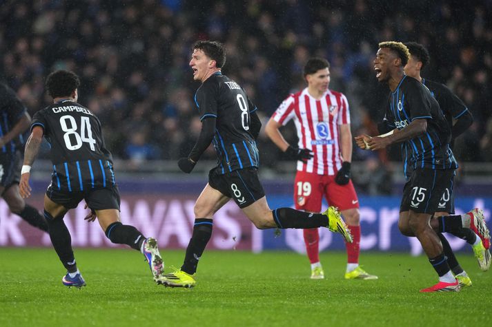 Club Brugge-maðurinn Christos Tzolis fagnar marki sínu í dramatísku markajafntefli í kvöld.