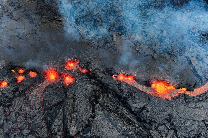 Myndin er af eldgosi á Reykjanesskaga norðan Grindavíkur þann 1. apríl 2025. Myndin tengist fréttinni því ekki beint.