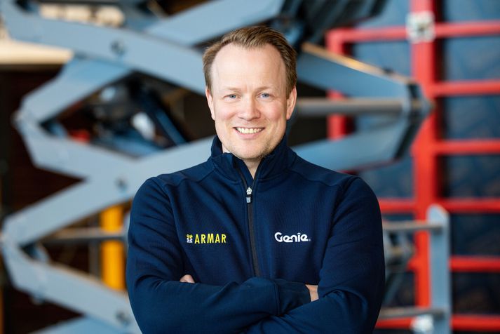 Armar er í dag stærsta leigufyrirtæki í byggingariðnaði á Íslandi. „Frá því að vera með einn glussakrana árið 1999 hefur fyrirtækið vaxið í að reka flota sem telur um 1.000 vélar, allt frá vinnulyftum og lyfturum yfir í rafstöðvar og sérhæfðar vélar fyrir byggingar- og framkvæmdaaðila,“ Ævar Þór Ólafsson hjá Örmum.