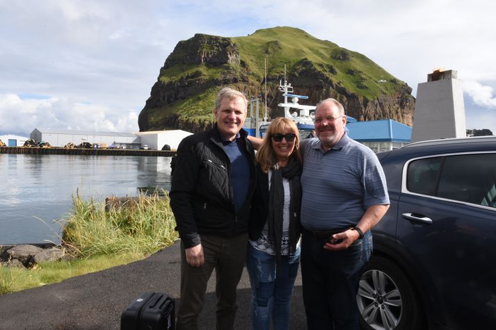 Þeir voru kampakátir úti í Eyjum nú fyrir stundu félagarnir Jón ráðherra og Ásmundur Friðiksson þingmaður.  Milli þeirra er Halla Ragnarsdóttir, eiginkona Jóns.