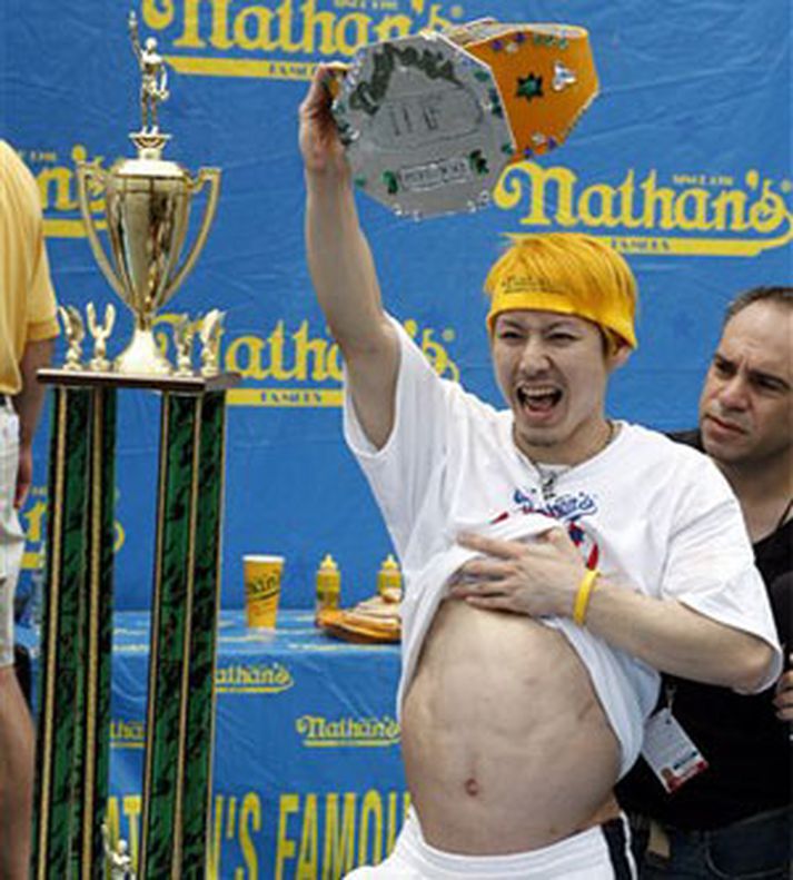 Kobayashi sýnir kúluna á maganum eftir sigurinn 2006.