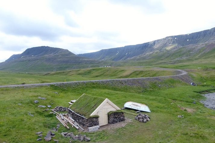 Allir eru velkomnir í Súgandafjörð þar sem hægt er að stíga nokkur skref árþúsund aftur í tímann. Við hlið verbúðarinnar má sjá rúmlega áttræðan sexæring. Nú er bara að mála bátinn og smíða bátaspil líkt og sjá má við Stöðina í næsta nágrenni.