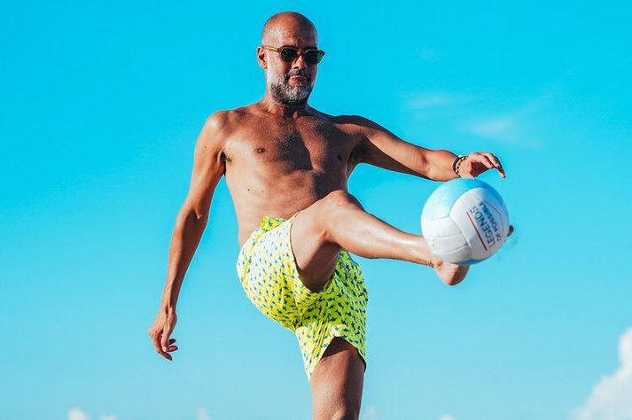 Pep Guardiola, knattspyrnustjóri Manchester City, er enn með galdra í tánum og heldur sér líka vel.