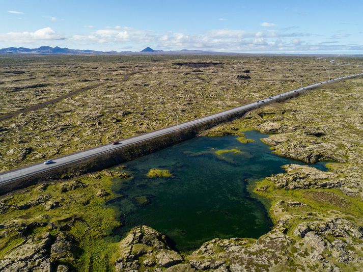 Kaflinn sem núna á að tvöfalda er 5,6 kílómetra langur milli Straumsvíkur og Hvassahrauns.