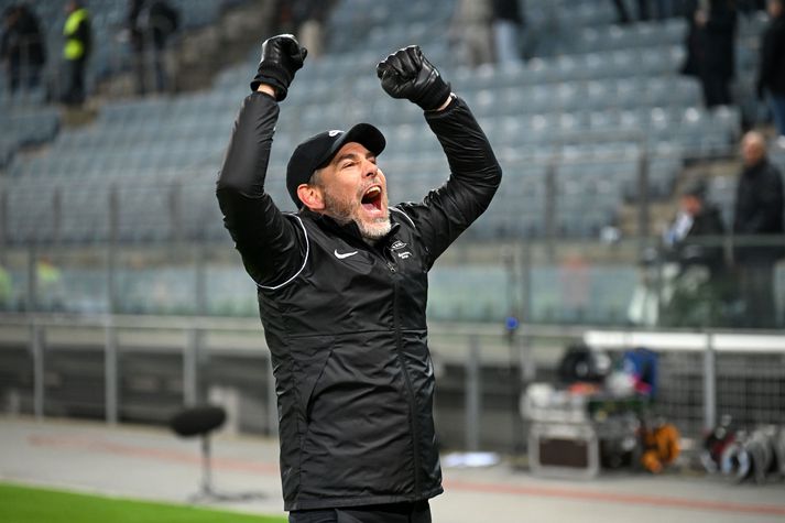Freyr Alexandersson, þjálfarei Brann, fagnaði í leikslok þrátt fyrir tap á móti Sturm Graz í kvöld.