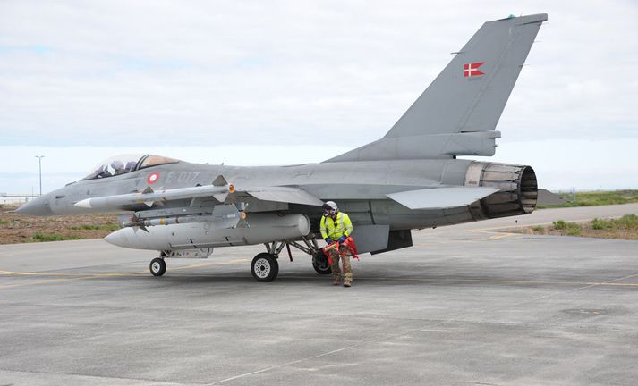Dönsk F-16 herþota á Keflavíkurflugvelli. Þær hafa sinnt loftrýmiseftirliti við Ísland en verða núna staðsettar á flugvellinum í Kangerlussuaq.