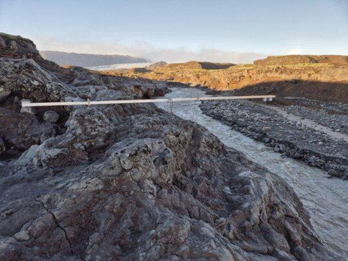 Flóðavöktunarstöð sem sett var upp í Leirá syðri þann 14. nóvember 2024. Í bakgrunni sést í Sandfellsjökul en hlaupvatnið kemur þaðan undan jöklinum.