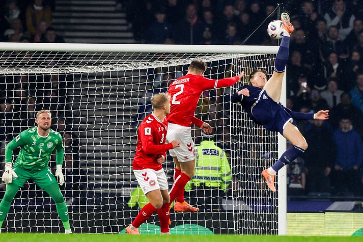 Scott McTominay skorar hér markið sitt á móti Dönum.