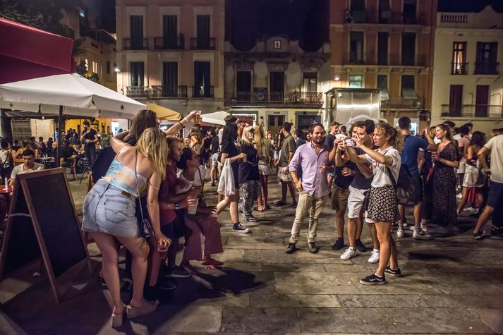 Ungt fólk að skemmta sér á Plaza del Sol í Barcelona.