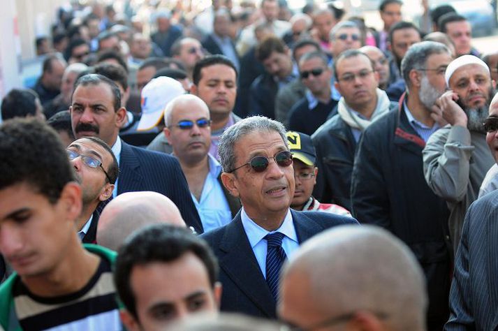 Forsetaframbjóðandi í biðröðinni Amr Moussa, einn forsetaframbjóðenda og fyrrverandi leiðtogi Arababandalagsins, í biðröðinni fyrir utan einn kjörstaðanna.fréttablaðið/AFP
