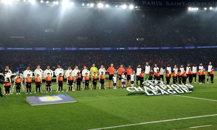 Leikmönnum Aston Villa og Paris Saint-Germain brá í brún þegar þeir heyrðu Evrópudeildarlagið fyrir leik liðanna í gær.