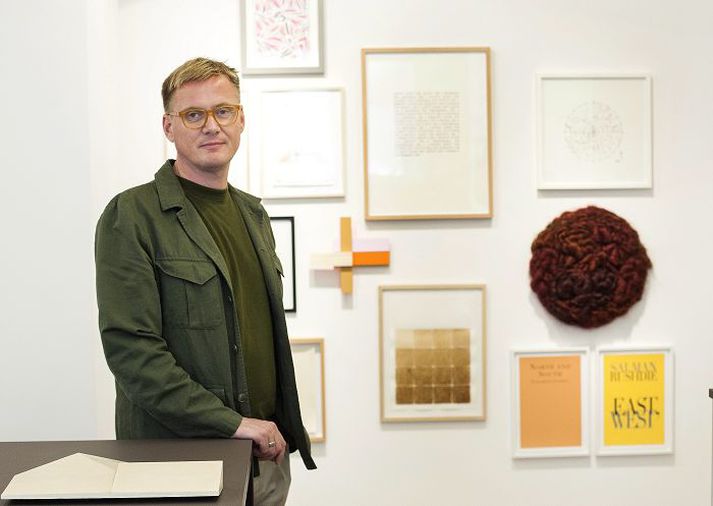 Marteinn Tausen, framkvæmdastjóri Hverfisgallerís, dæmir á kattaræktarsýningu einu sinni í mánuði. Annar af köttunum hans heitir romsa.