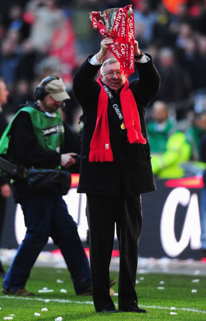 Það er Sir Alex Ferguson sem fær að geyma deildabikarinn áfram í sinni vörslu.