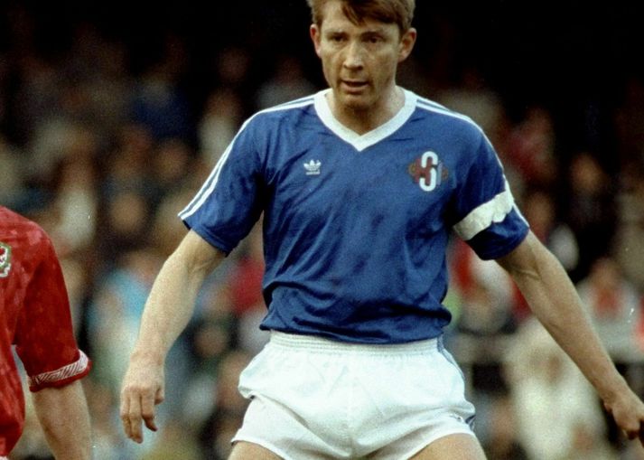 Atli Eðvaldsson var fyrirliði íslenska landsliðsins fyrir 24 árum síðar og skoraði þá mark liðsins þrátt fyrir að spila í vörninni.